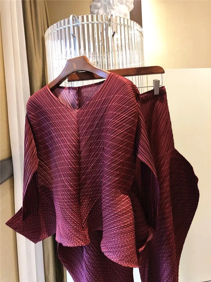 Miyake/ стиль; футболка с треугольным вырезом и рукавом три четверти в складку; брюки; два предмета;