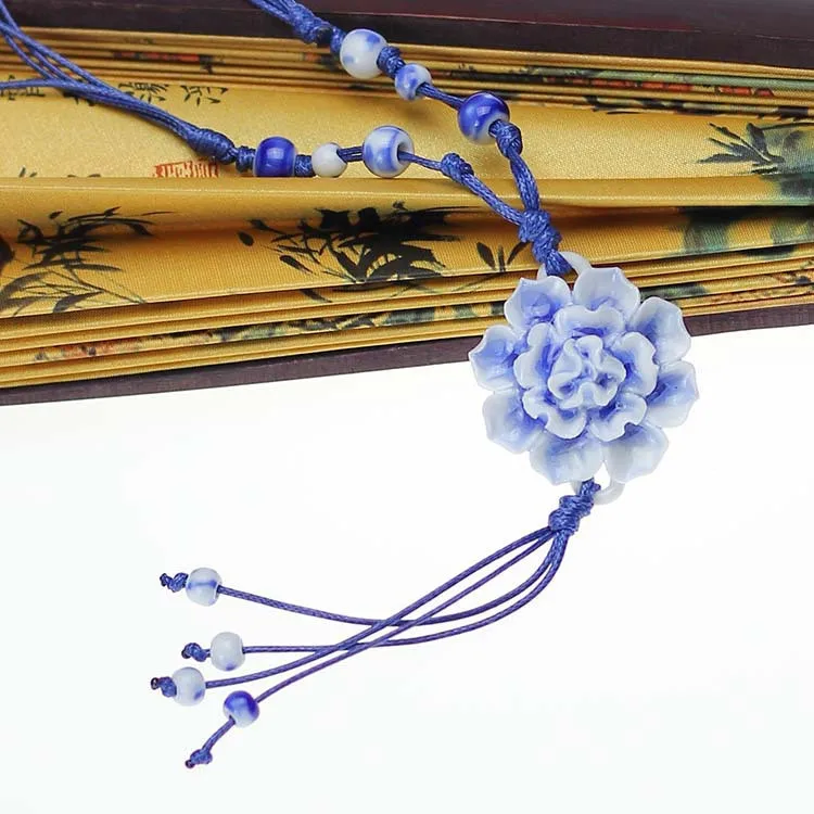 Красивое очаровательное керамическое ожерелье с кисточками из глазурованного