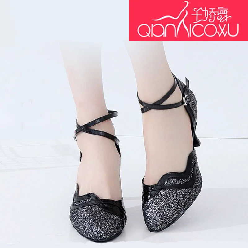 Black heel 7110 7.5 Женские блестящие золотистые танцевальные туфли для латинских танцев; женские туфли для взрослых; сезон весна-лето; Baotou friendly; Квадратные танцевальные босоножки; мягкая подошва; Высокий каблук; 7110 - Цвет: Black heel 7110 7.5