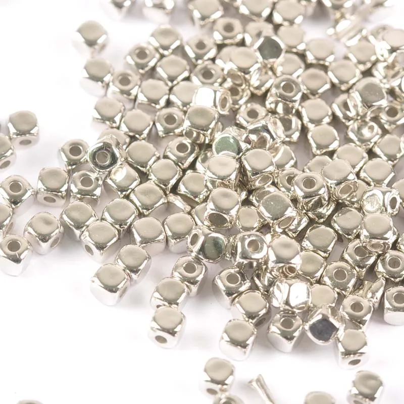 1000 шт. 3/4 мм Серебристые и золотистые гладкие Акриловые Бусины Квадратные бусины