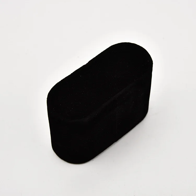 

Черно-белые замшевые подушки для часов