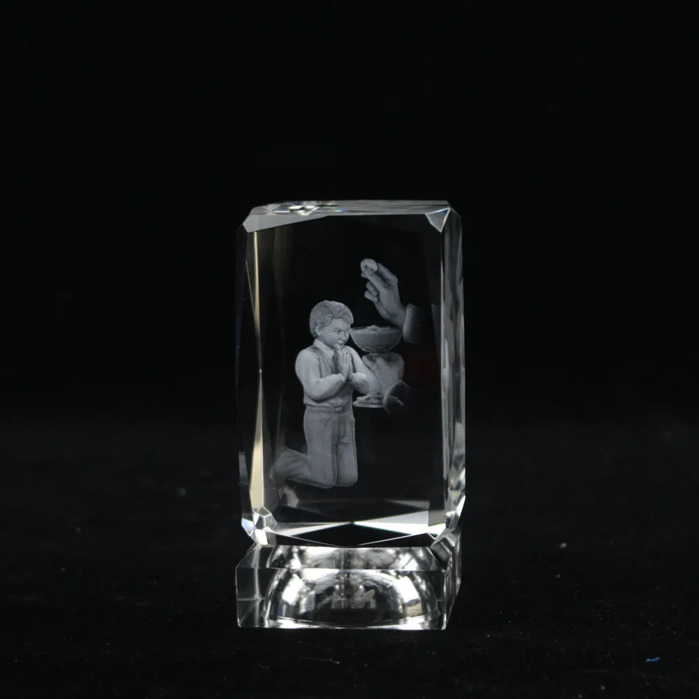plus crystal base Высокое качество, 3D лазерная гравировка, молящийся мальчик, хрустальный куб, украшение для дома, спальни, стола, для Первого Святого Причастия, сувенир, подарки - Цвет: plus crystal base