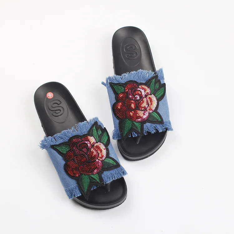 Известный бренд Женские сандалии-гладиаторы из денима с розовой вышивкой