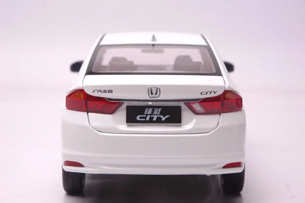 1:18 литье под давлением модель для Honda City белый седан Игрушечная машина из сплава миниатюрная коллекция подарки ДЖАЗ Fit