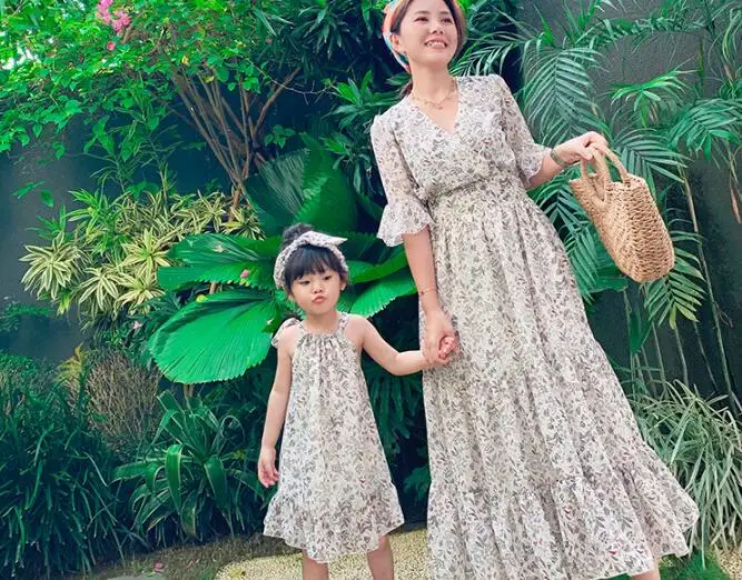 Летние шифоновые платья для мамы и дочки семейный образ одежда одинаковый принт