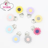 xcqgh 50pcs metal pacifier clips plastic daisy flower nipple holder for children baby feeding diy soother chain