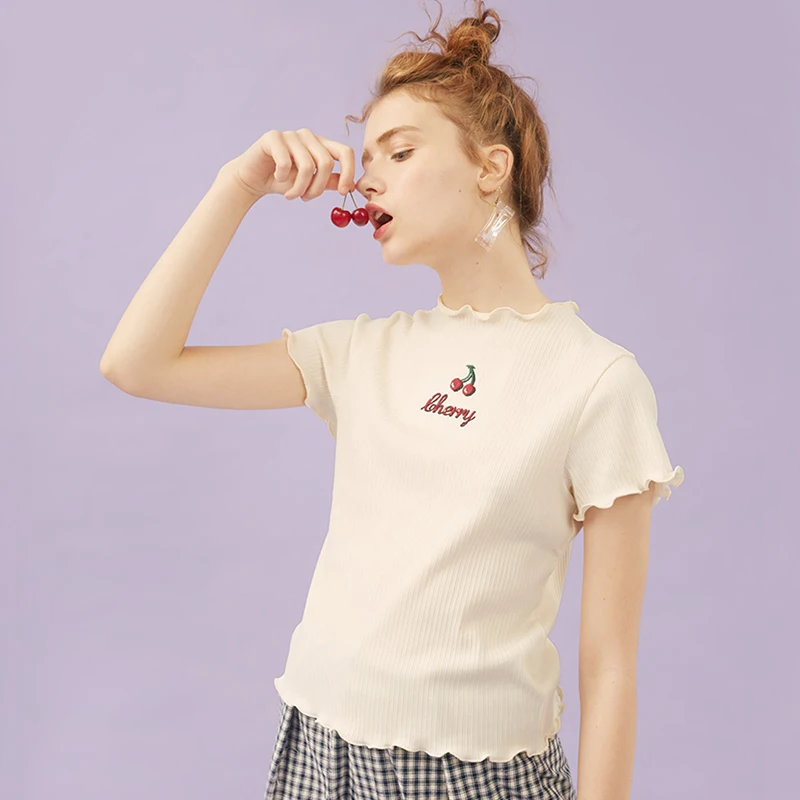 Модная трикотажная женская футболка с вышивкой вишни облегающая белая коротким