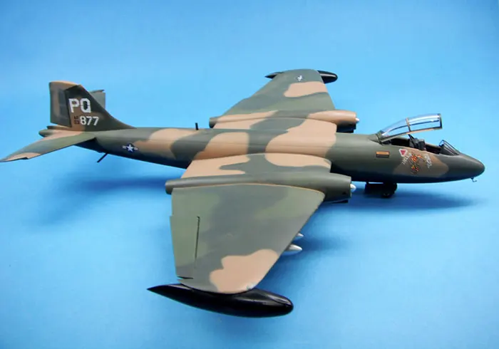1:48 сборная военная модель A10104 американский самолет B-57B модель