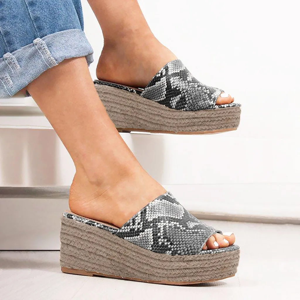 Женские шлепанцы больших размеров на танкетке летние пляжные Повседневные