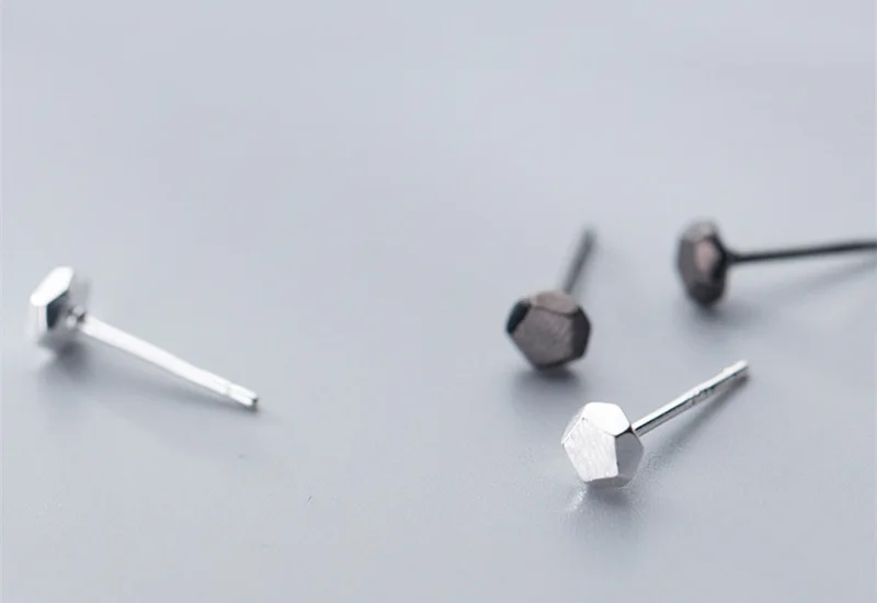 Простые модели с геометрическим рисунком маленькие сережки женские s925