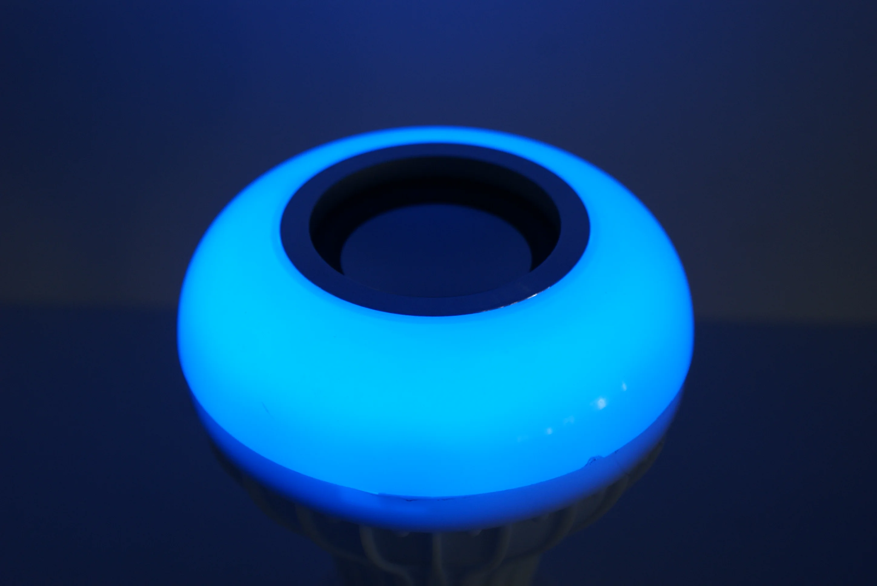 Светодиодная музыкальная лампа с Bluetooth динамиком E27 RGB Изменение Цвета Умный светодиодный 12 Вт беспроводной динамик s с пультом дистанционного управления