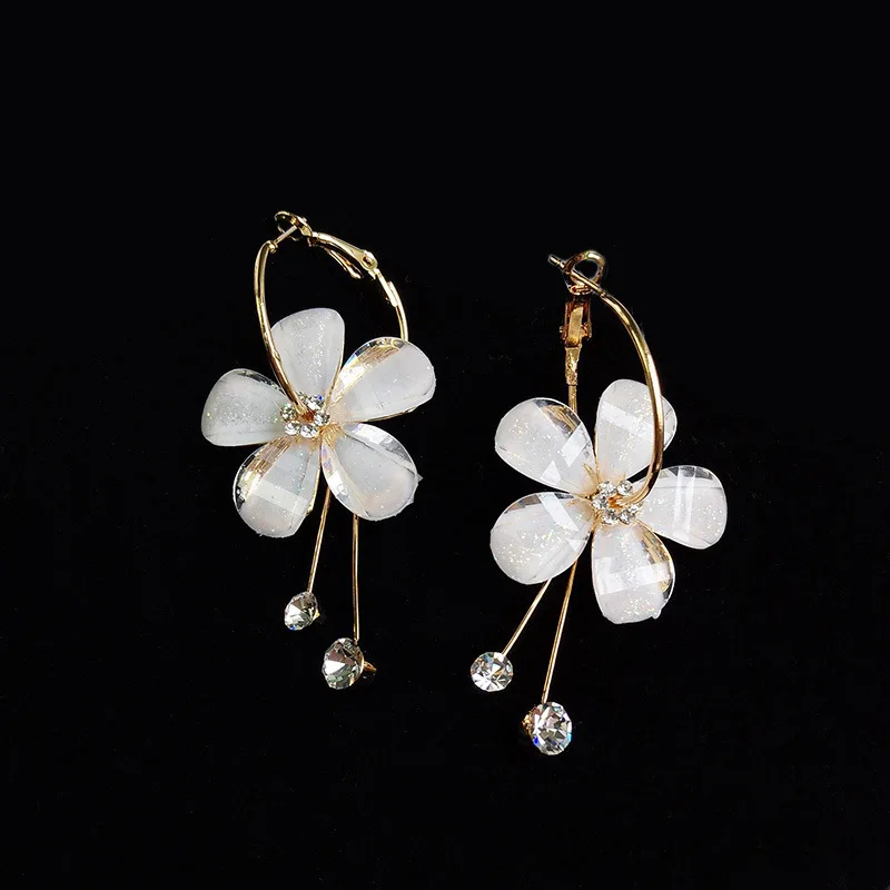 Модные серьги гвоздики 2019 с кисточками в виде белого лепестка из акриловой