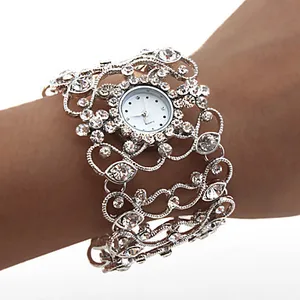 Женские наручные часы с бриллиантом, модные дизайнерские аналоговые кварцевые часы, женские часы из серебристого сплава (серебристый)