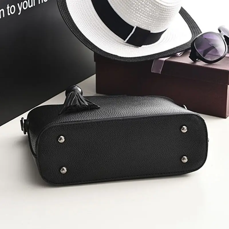 Женская сумка-мессенджер из искусственной кожи с деревянной ручкой и кисточками