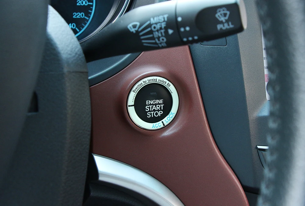 Светящаяся накладка на автомобильный двигатель для запуска и остановки