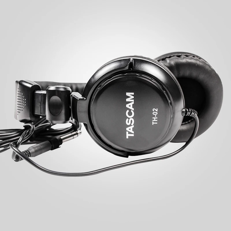 Tascam TH 02 классические туфли с закрытой пяткой и студийные наушники черного цвета