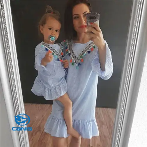 Одинаковые комплекты для семьи одинаковые платья в полоску в стиле бохо для мамы и дочки