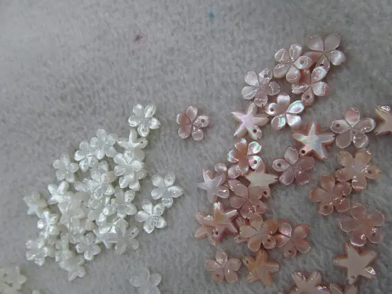 

free ship ---100pcs 8 10 12mm Genuine MOP Shell ,Pearl Shell filigree florial flower Clove Carved yellow white black mixed beads