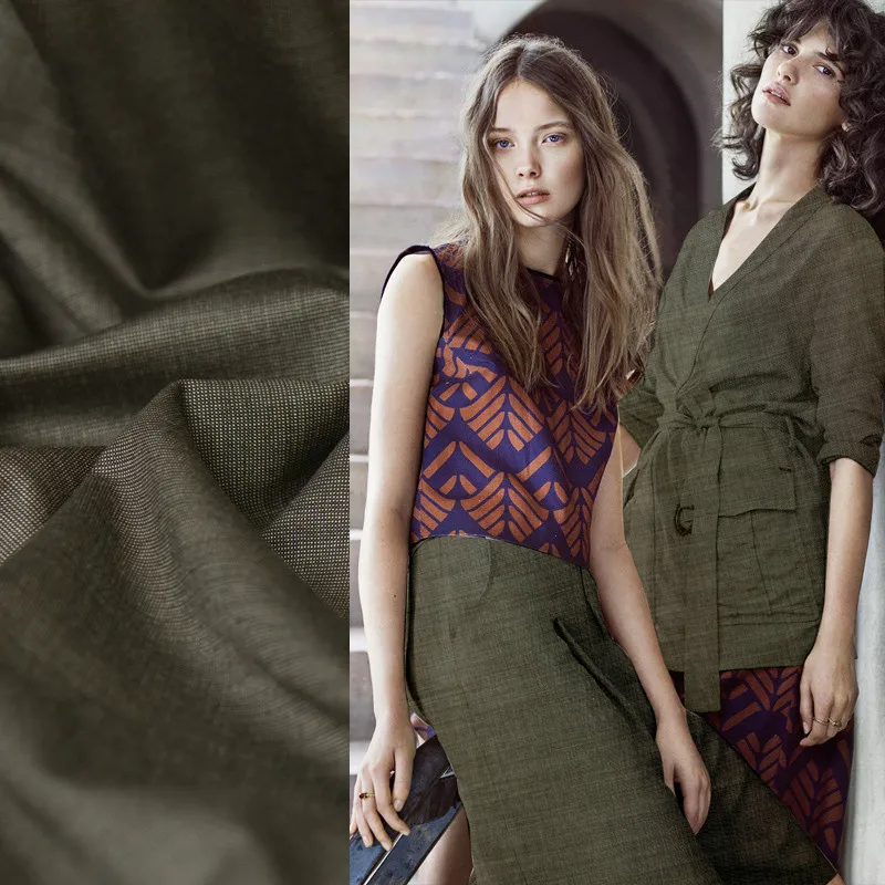 при этом шерстяная ткань заряжена. эксперимент с эбонитовой палочкой и шерстью. стеклянная палочка о шерсть. стеклянная палочка и шелк. при этом шерстяная ткань заряжена.