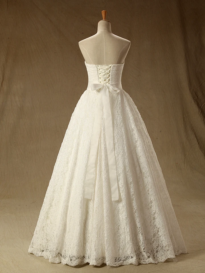 Кружевное свадебное платье в пол трапециевидного силуэта с поясом без шлейфа на