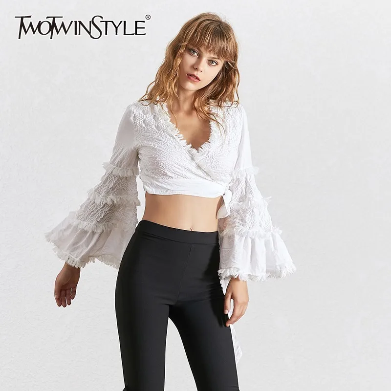Женская блузка TWOTWINSTYLE летняя с кисточками треугольным вырезом и рукавом