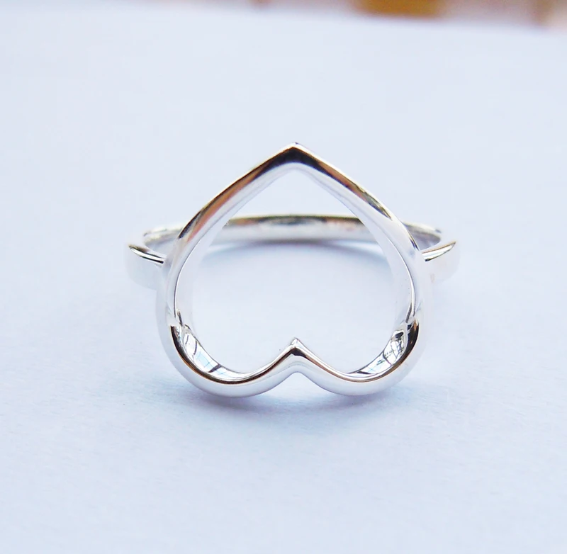 

Чистое кольцо Wellmade из серебра 925 пробы с открытым сердцем