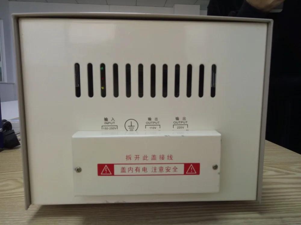 Однофазный полностью автоматический стабилизатор напряжения с серводвигателем