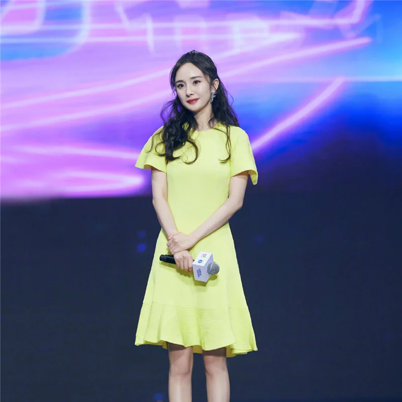 Женское трикотажное платье средней длины однотонное желтое с расклешенными