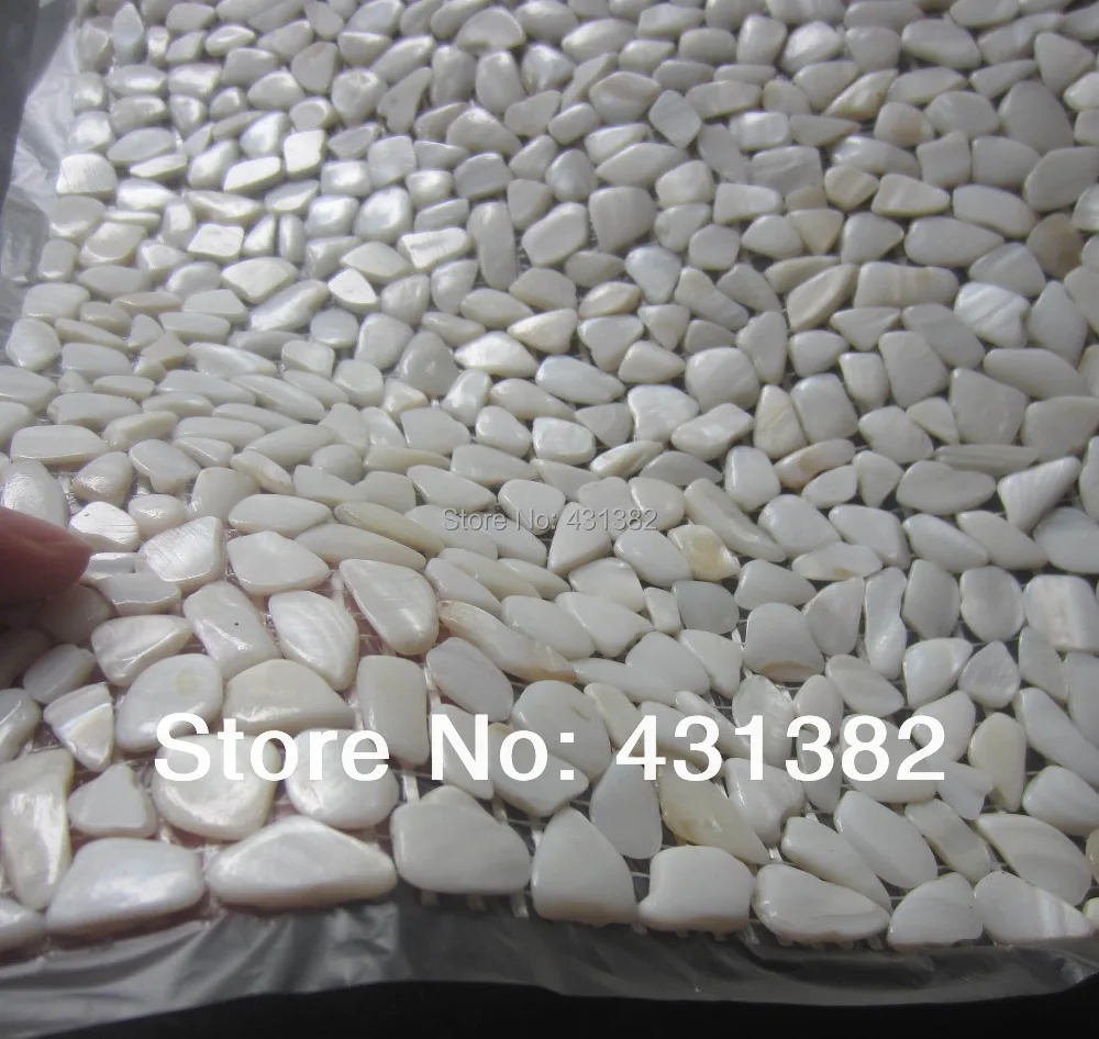 Мозаичная плитка из перламутровой скорлупы неровная форма на сетке натуральный