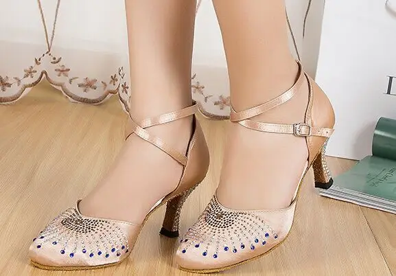 Дешевые новые женские танцевальные туфли из телесного атласа со стразами для