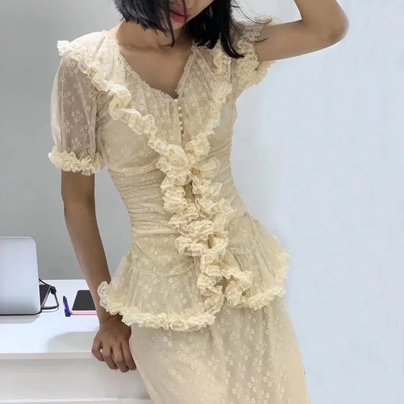 TWOTWINSTYLE лето оборками Женский костюм V образным вырезом короткий рукав жемчужная пуговица рубашка Высокая талия Асимметричная юбка комплект из двух предметов женский