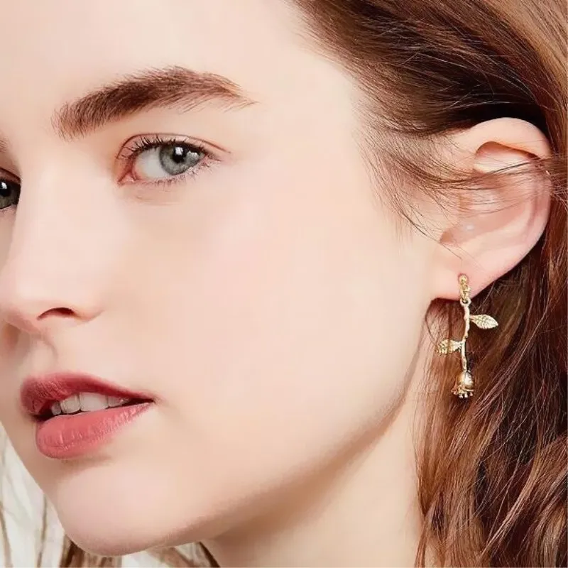 Изящные висячие серьги в виде роз Модные металлические подвески под золото