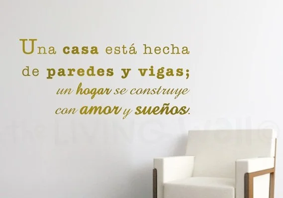 Испанские виниловые наклейки на стены Цитаты Un hogar se construye con amor y suenos настенные