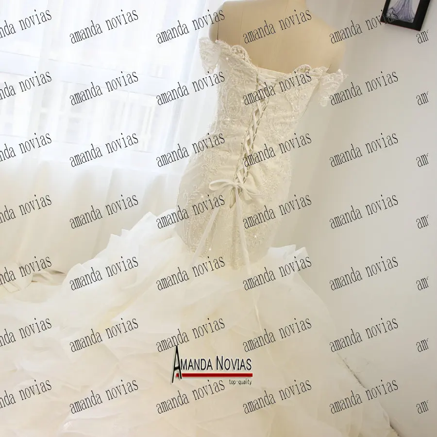 Платье с открытыми плечами и короткими рукавами тяжелое изделие блестящими