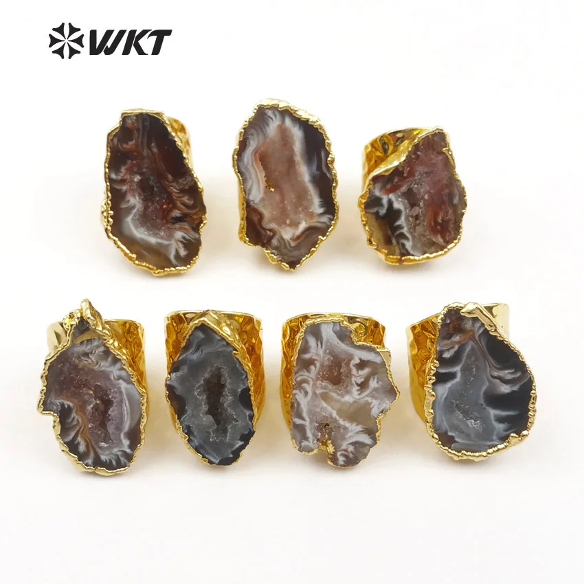 Женское кольцо с натуральным камнем и золотым металлическим покрытием |