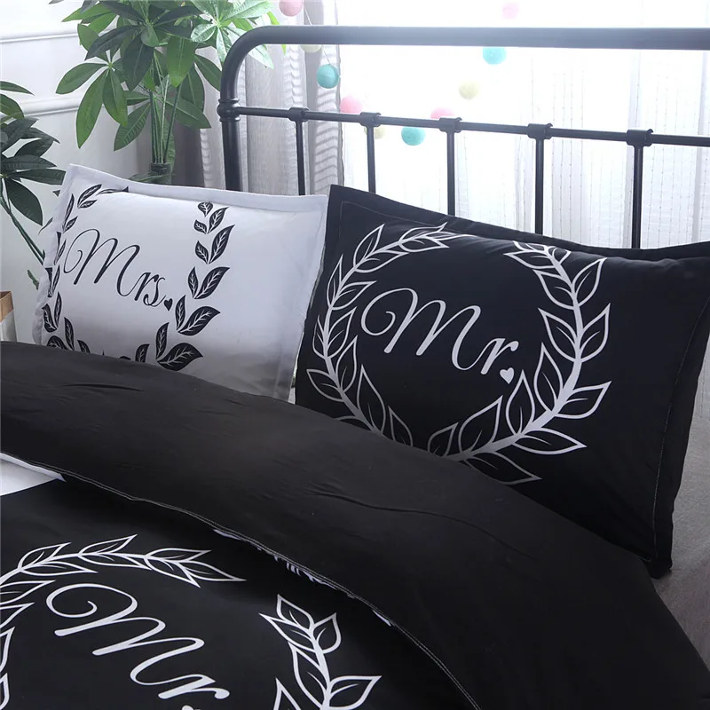 Постельные принадлежности черного и белого цвета для влюбленных используется