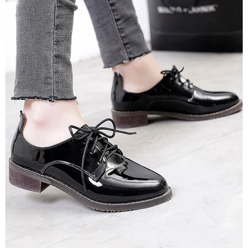 Кожаные туфли с перекрестной шнуровкой в британском стиле женские лаконичные