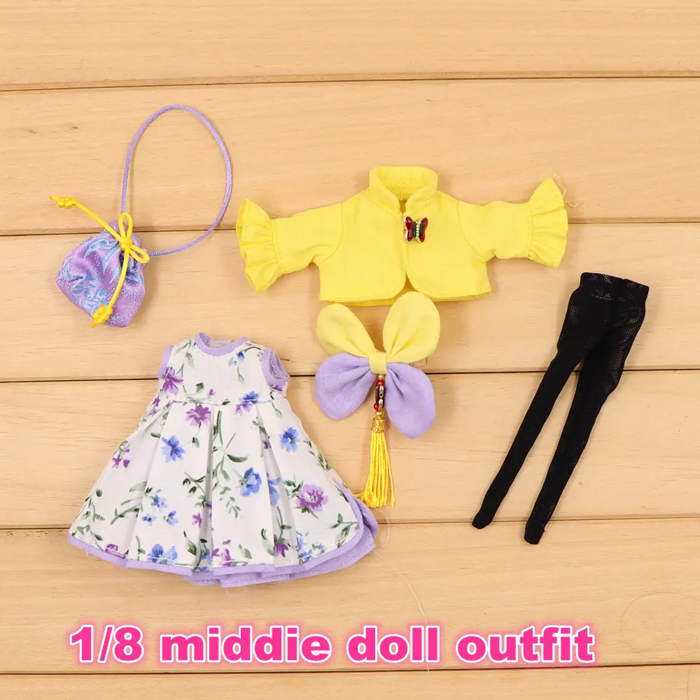 Кукла Middie Blyth желтое пальто с цветочным платьем фиолетовой сумкой и чулками