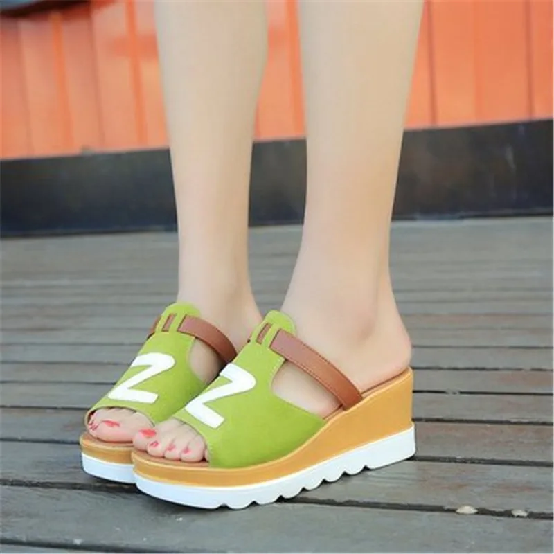 Шлепанцы женские на танкетке пляжные сандалии плоской подошве без застежки