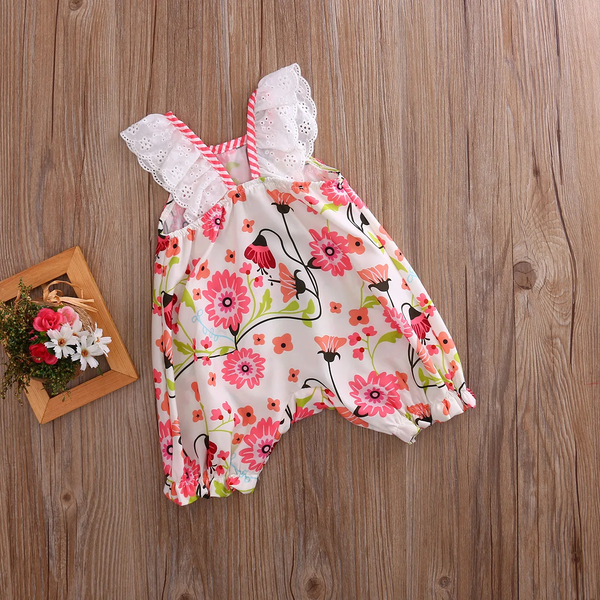 Летний комбинезон с кружевными рукавами и цветочным рисунком бантом открытой