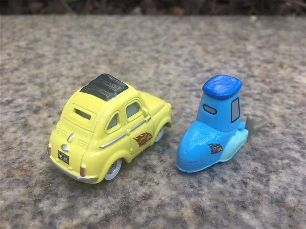 Disney Pixar Cars Race Team Луиджи и Guido 1:55 2 шт. Литье металла игрушечных автомобилей новые