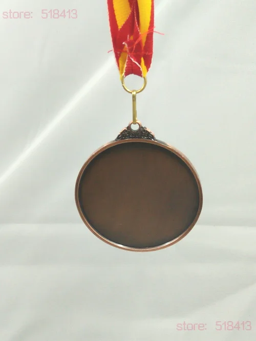 Желтые и красные ленты с медалью привязанные высококачественной гимнастической