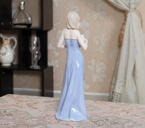 Керамическая женская скульптура аккордеон фарфоровая музыкальная фигура