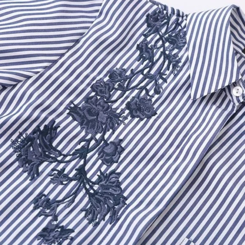 Модная женская рубашка в полоску с цветочной вышивкой и Боковым Разрезом блузка