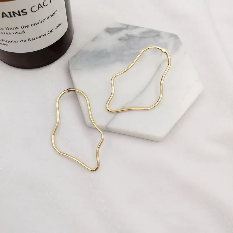 Женские серьги-гвоздики геометрической формы с перфорацией | Украшения и