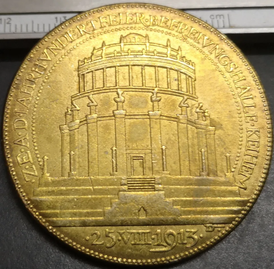 Бронзовая медаль была завоевана в 1913 году. Церемония по надписи Зал освобождения