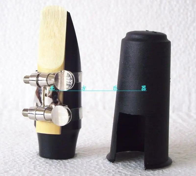 

Excellent soprano sax mouthpiece with ligature and cap and reeds