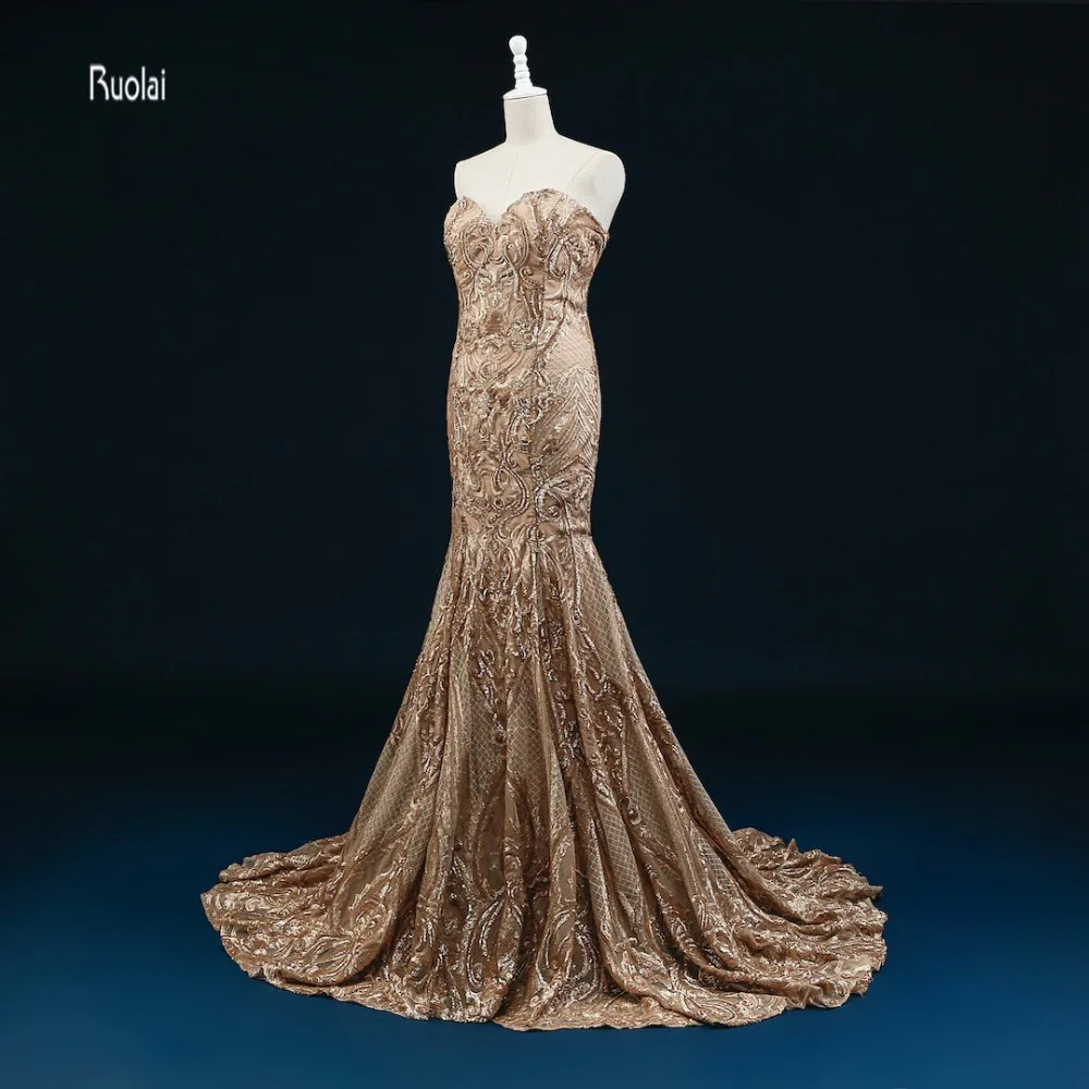 Вечерние платья цвета шампанского расшитые блестками с длинным шлейфом в