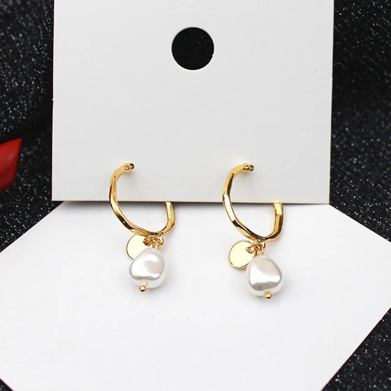 Carvejewl Japanese Korea design Unique C shape dangle earrings irregular simulated pearl metal round disc pendant drop | Украшения и