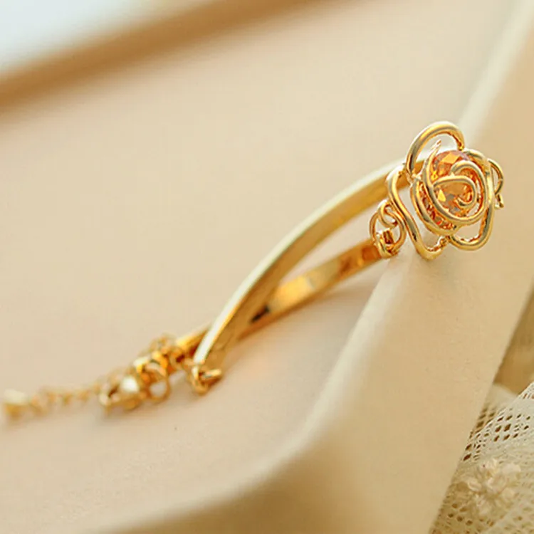 Женский браслет на запястье золотистый с цветком и кристаллами розы 2017 |